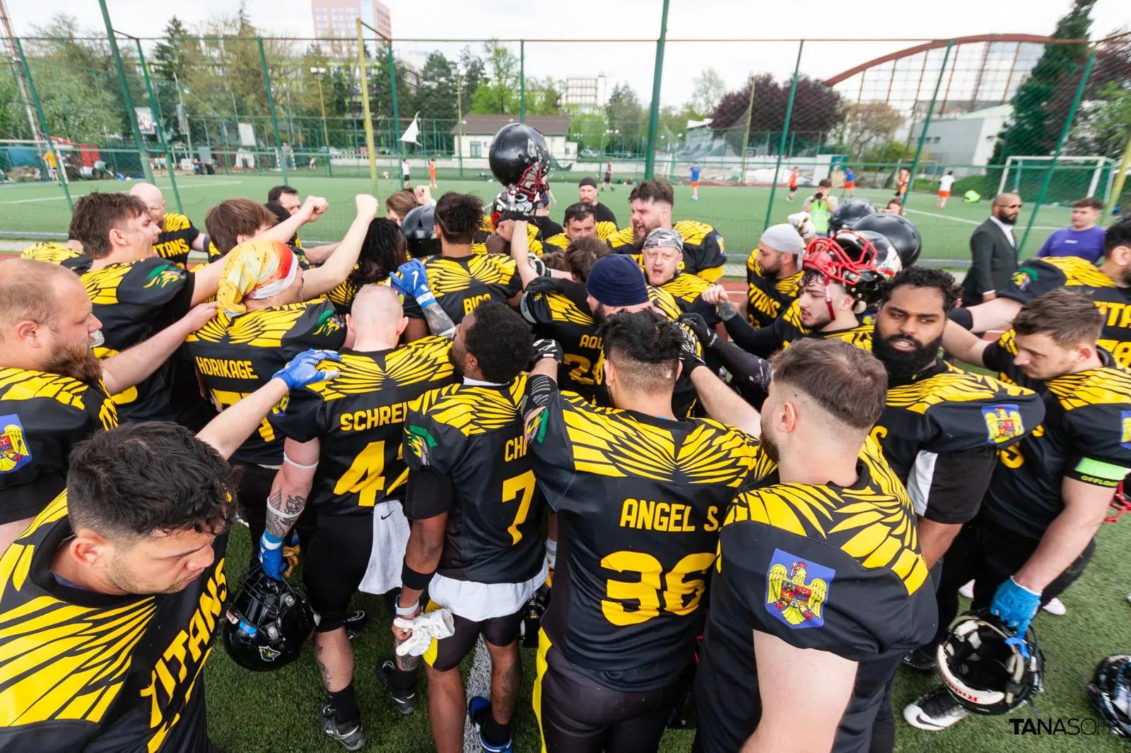 Jucătorii Bucharest Titans în huddle înainte de meci