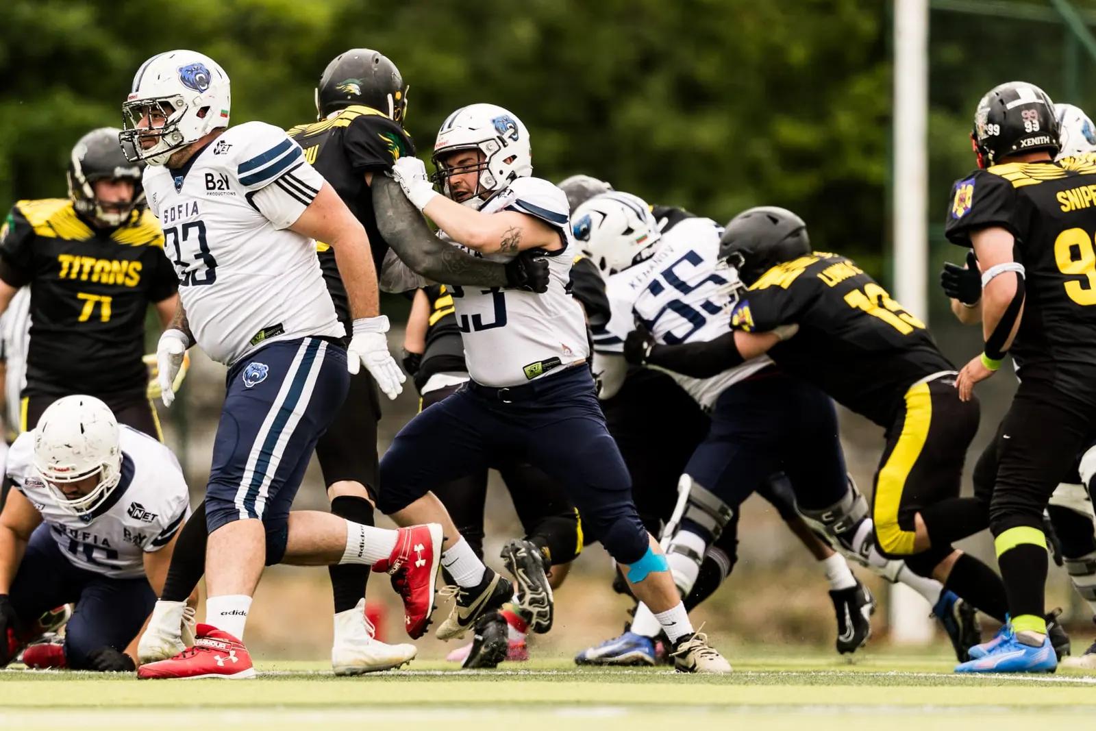 Jucător Bucharest Titans intrând printre coechipieri