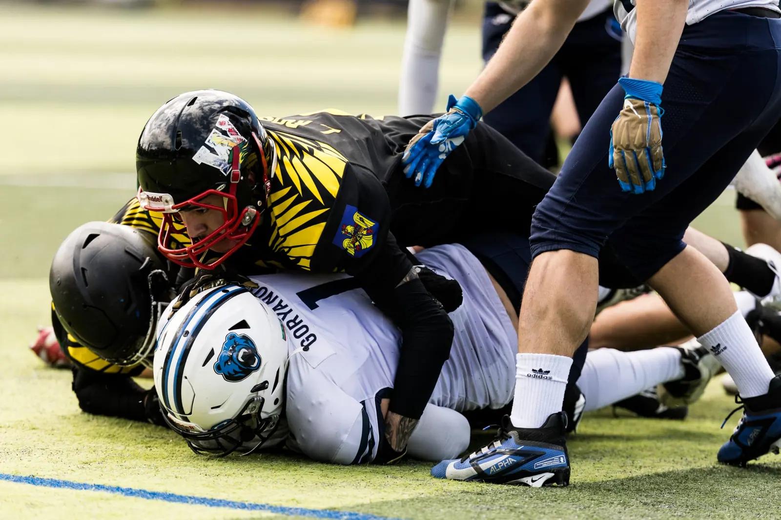Jucătorii Bucharest Titans în alergare pe ploaie