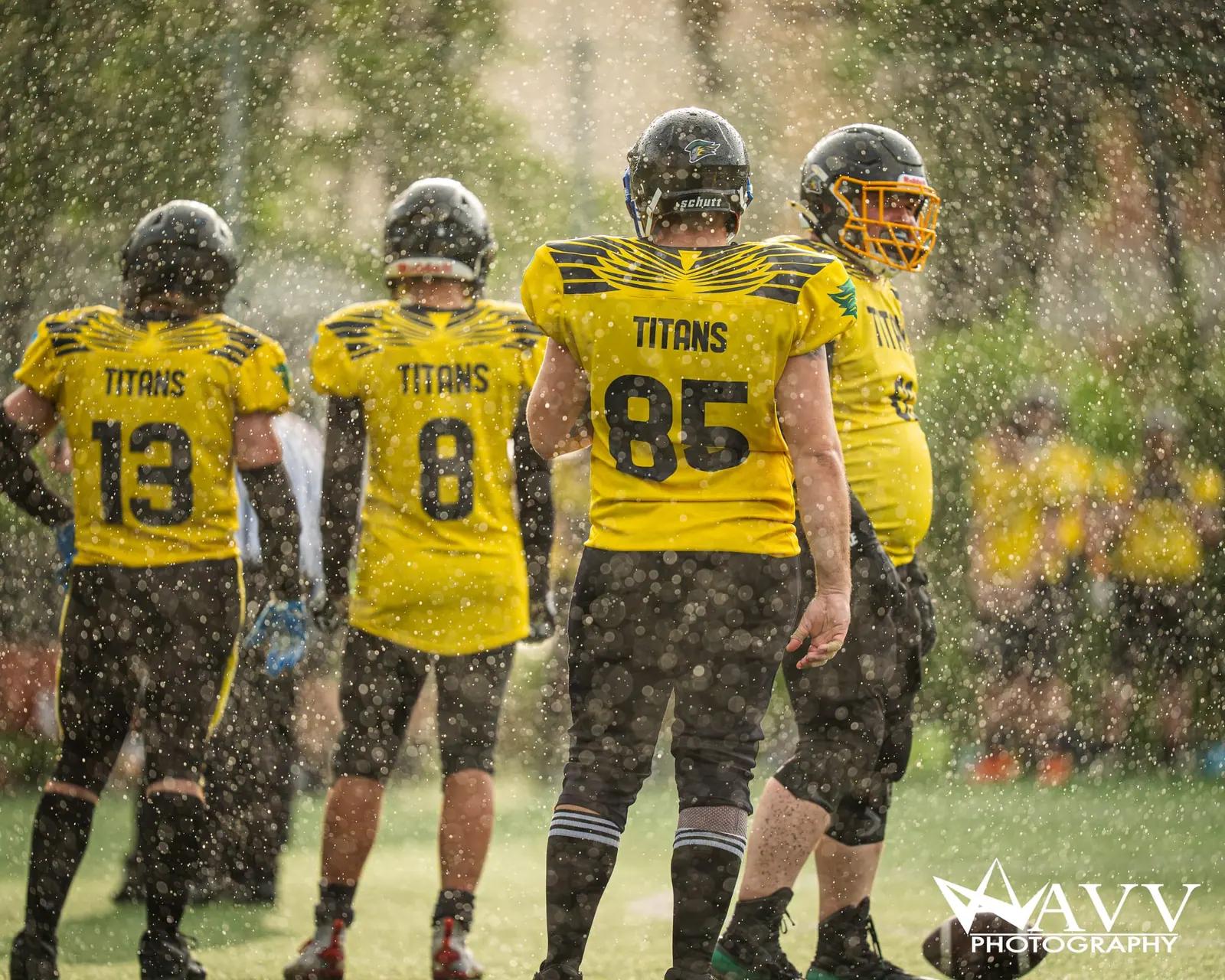 Jucători Bucharest Titans în echipament galben pe ploaie